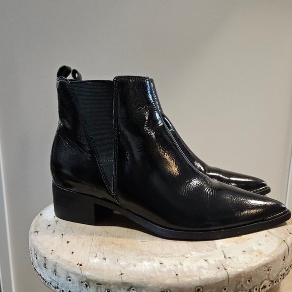 Marc Fisher Yale pointy toed patent leather Chelsea ankle boots 8 EUC - Picture 3 of 8